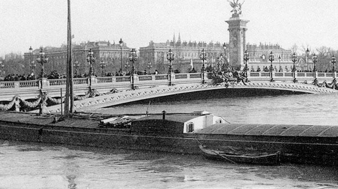 Le pont Alexandre III (doc. archives de la préfecture de police de Paris) Le pont Alexandre III (doc. archives de la préfecture de police de Paris)